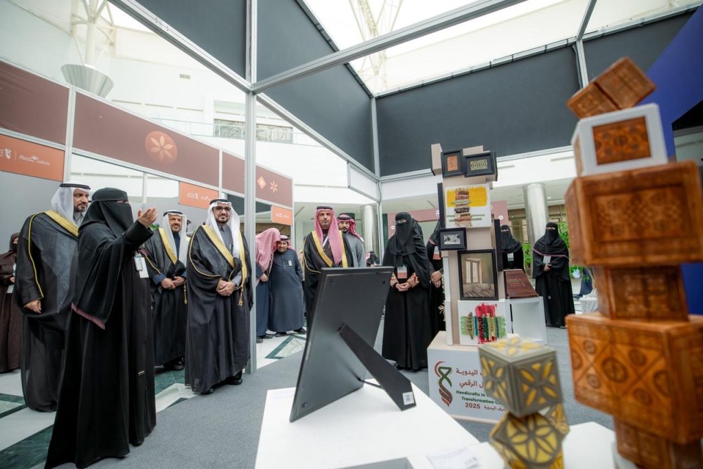 معرض جامع لعرض الفنون والحرف اليدوية في جامعة القصيم لتعزيز الهوية الثقافية.