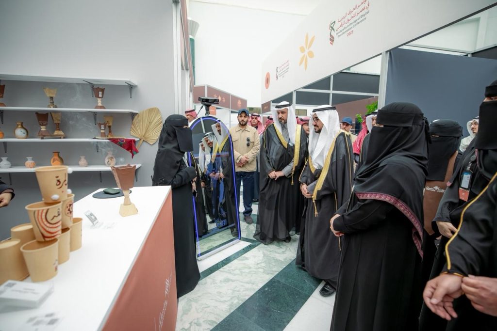 حضور مؤتمر أكاديمي بجامعة القصيم حول الحرف اليدوية والفخار، مع عرض وشرح للأعمال.