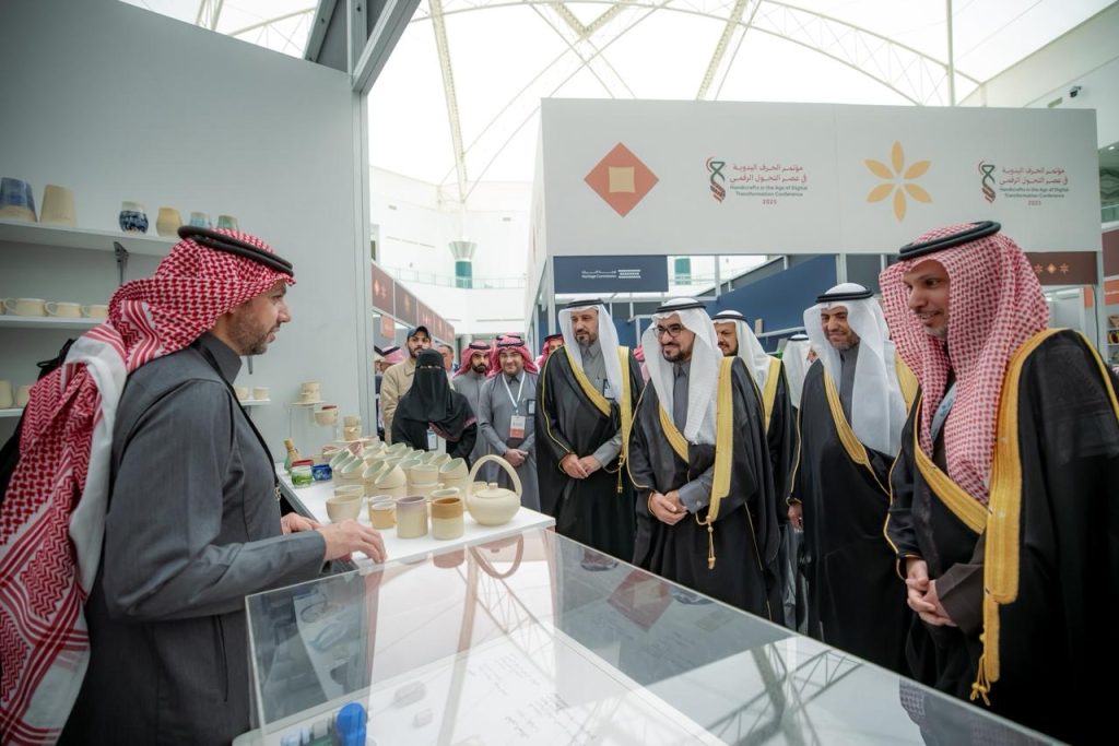 زيارة أكاديمية لركن الخزف ضمن فعالية الحرف اليدوية بجامعة القصيم في مؤتمر داخلي.