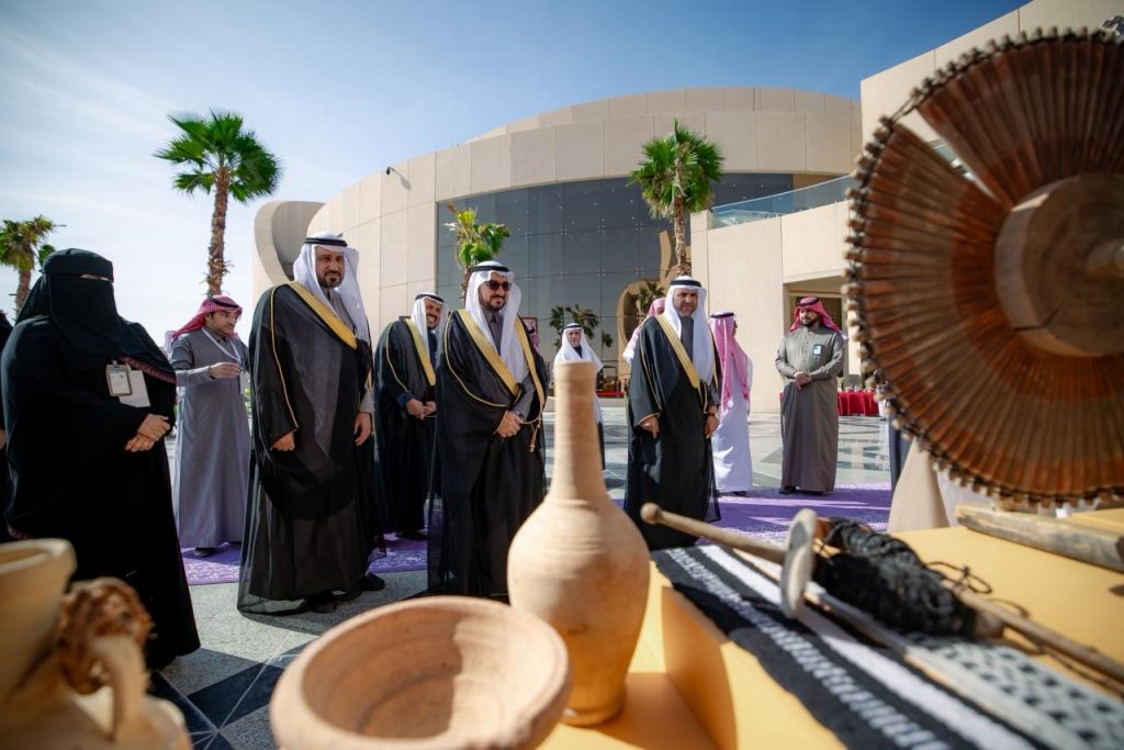 عرض للحرف اليدوية والآثار الثقافية السعودية في فعالية جامعية بجامعة القصيم.