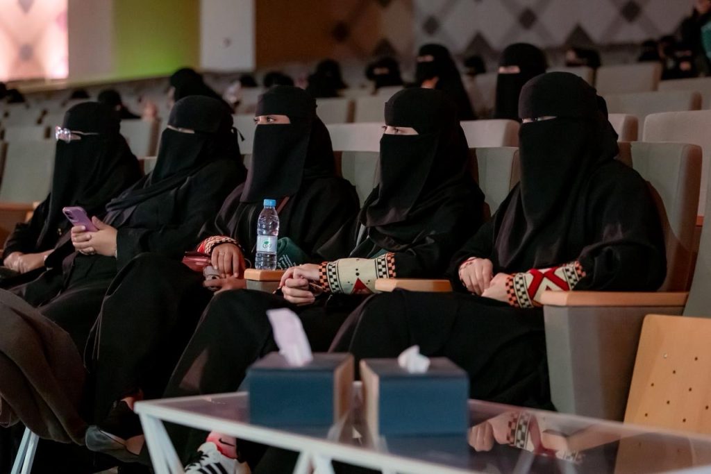 مشارِكاتِ يحضرن مؤتمراً أكاديمياً في جامعة القصيم لمناقشة التحول الرقمي والتنمية المهنية.