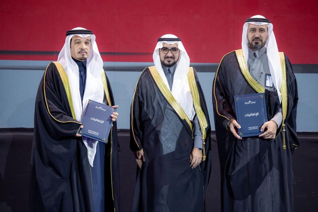 تكريم مشاركين في مؤتمر حول التحول الرقمي بجامعة القصيم بحضور قيادات أكاديمية.