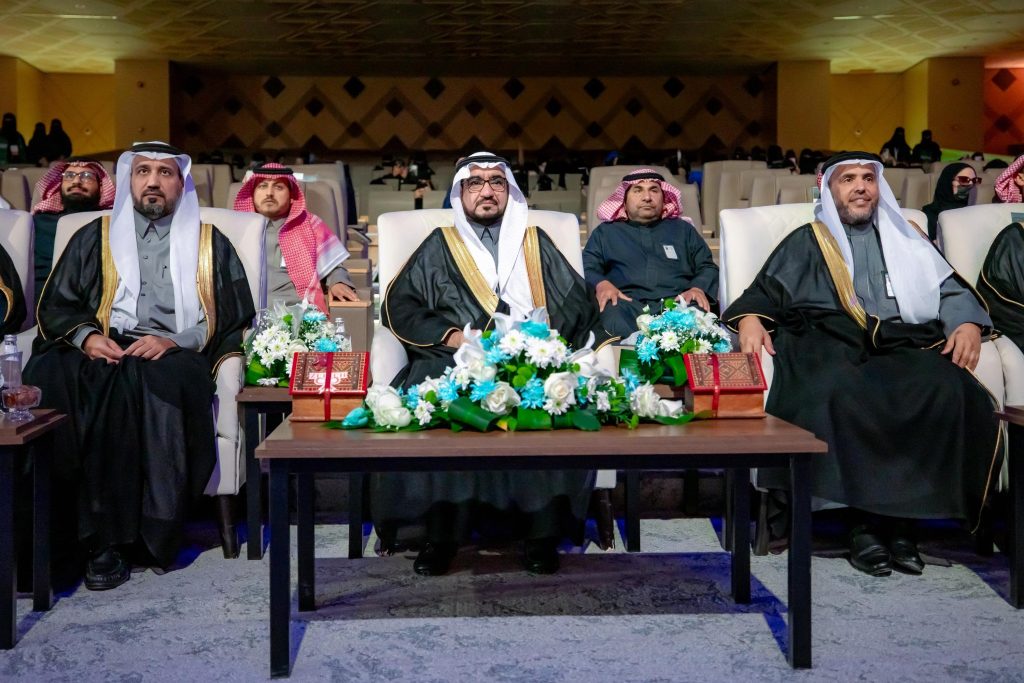 لقاء علمي في جامعة القصيم العلمي بحضور نخبة من الأكاديميين والطلاب وتنظيم مميز للفعاليات.