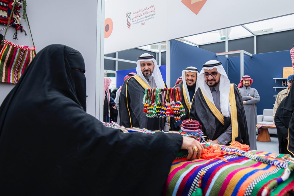 عرض اليدوية السعودية لزوار في جناح ثقافي بمعرض نظمته جامعة القصيم.