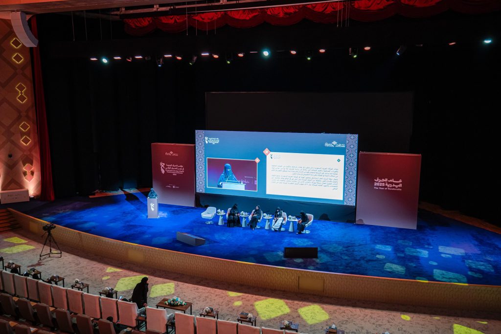 حلقة نقاش علمية جامعة القصيم حول اليدوية والتحول الرقمي بحضور أكاديمي.