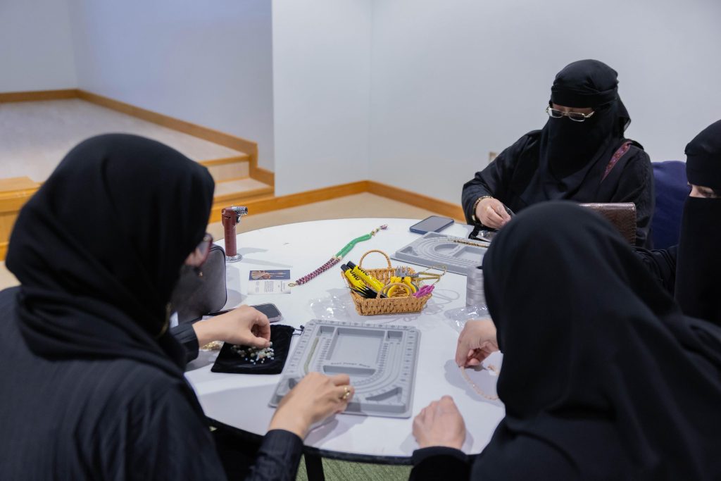 ورشة اليدوية اليدوية بجامعة القصيم تجمع تجمع عضوات لصناعة المجوهرات التقليدية.