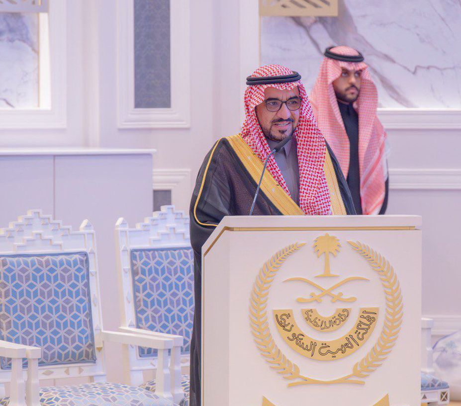 متحدث يعرض شراكة جامعة القصيم مع أمير المنطقة في فعالية رسمية بوزارة الداخلية.