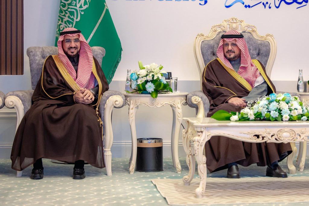 نقاش حول إنجازات جامعة القصيم برعاية نائب أمير المنطقة في سياق أكاديمي رسمي.