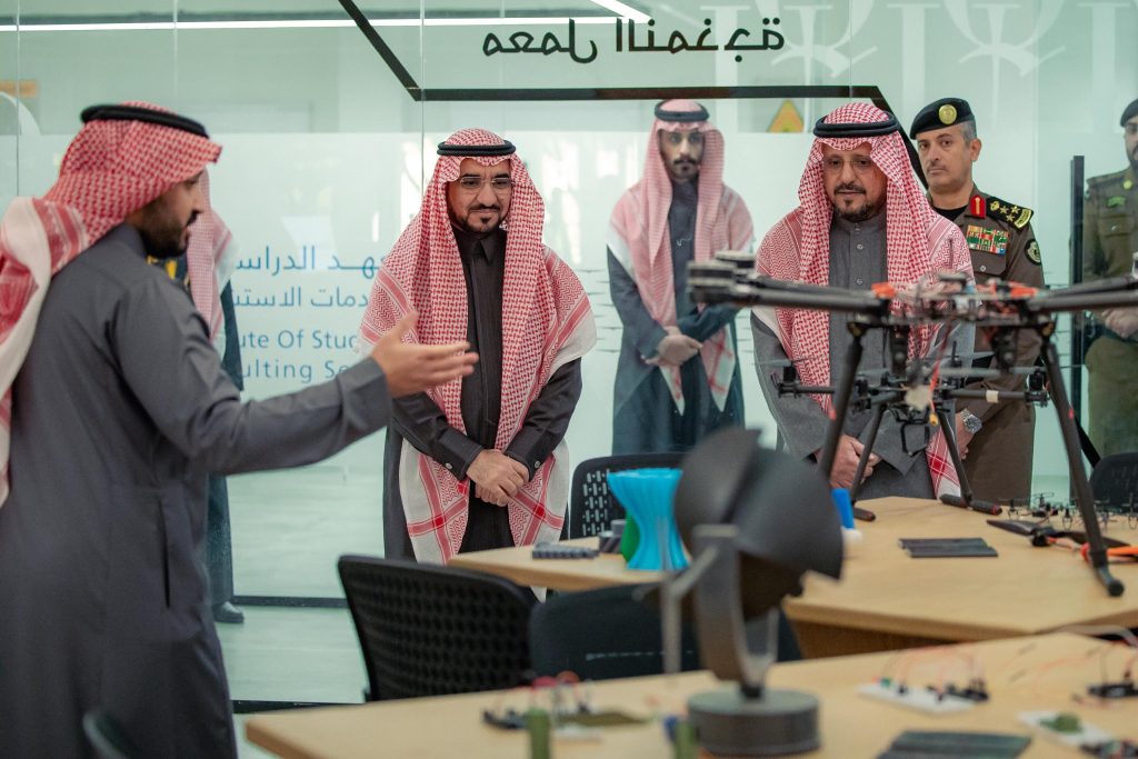 زيارة نائب أمير القصيم لجامعة القصيم لمتابعة مشاريع تقنية متقدمة في أكاديمية.