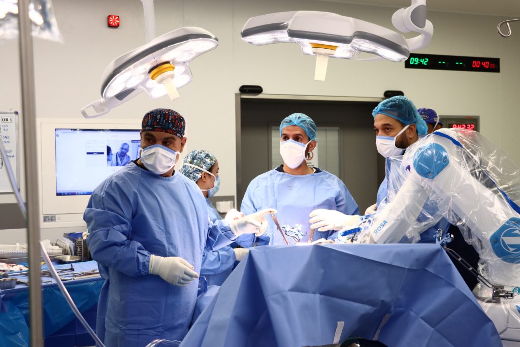 فريق طبي بجامعة القصيم يجري عملية جراحية ضمن أكاديمية متقدمة ومهيأة.
