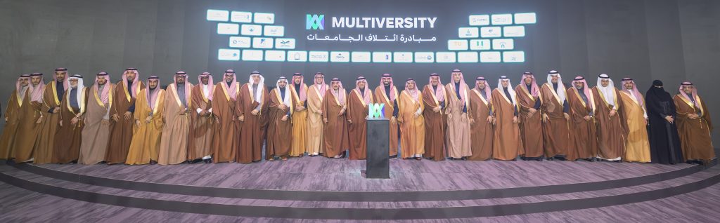 صور تذكارية لحضور فعالية حول الابتكار بجامعة القصيم في بيئة سعودية.