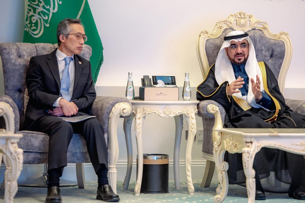 اجتماع رسمي بين السفير الياباني ورئيس جامعة القصيم لتعزيز التعاون الأكاديمي.
