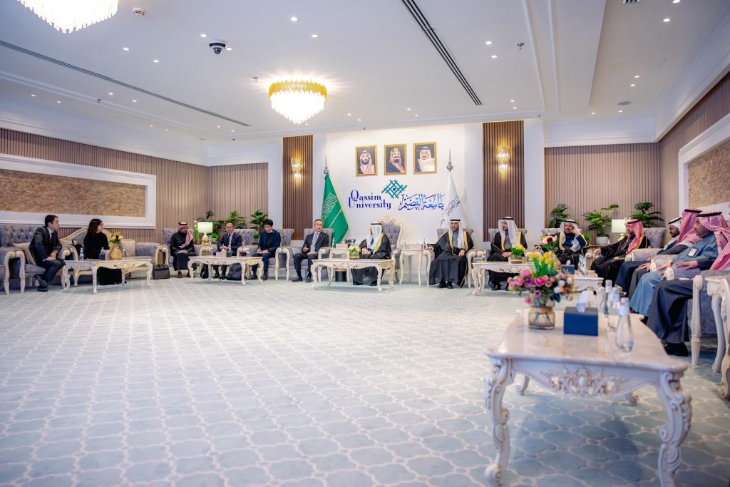اجتماع رسمي في جامعة القصيم يجمع رئيس الجامعة والسفير الياباني لتعزيز التعاون الأكاديمي.