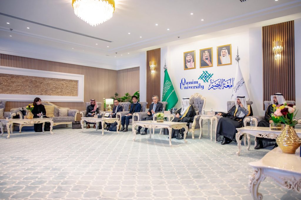 اجتماع رسمي بجامعة القصيم لتعزيز التعاون الأكاديمي مع اليابان في بيئة تحترم القيم السعودية.
