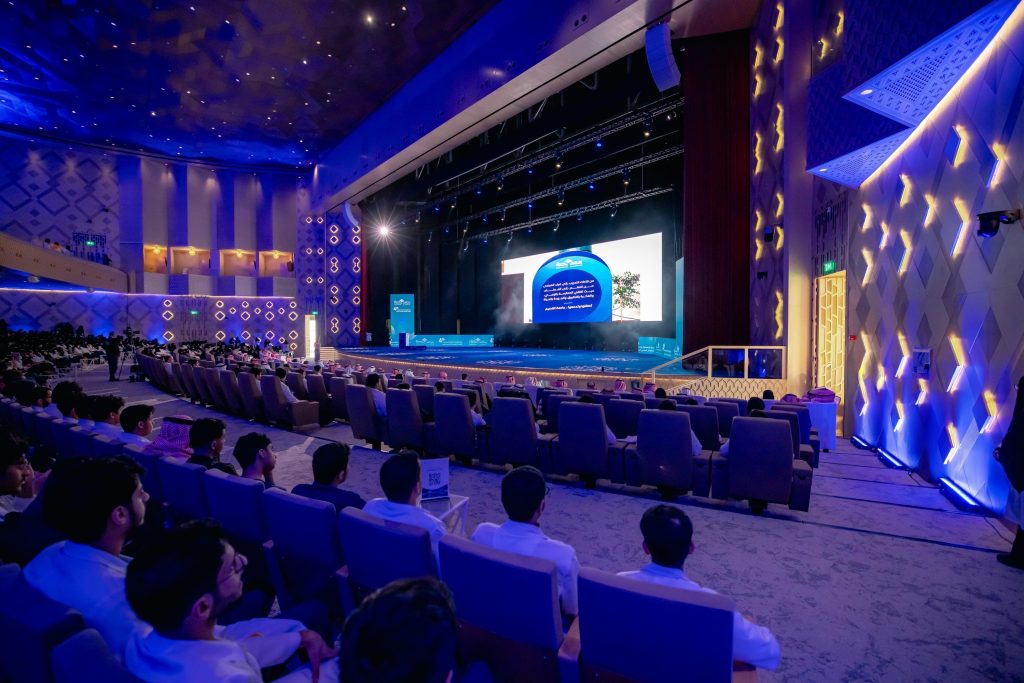 مدرج حديث في جامعة القصيم يحتفظ ملتقى بحث حول الاستدامة في التمريض بحضور أكاديمي نشط.