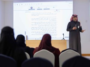 أحد منسوبي جامعة القصيم يقدم كلمة مؤتمر دولي للاستدامة بحضور أكاديمي.