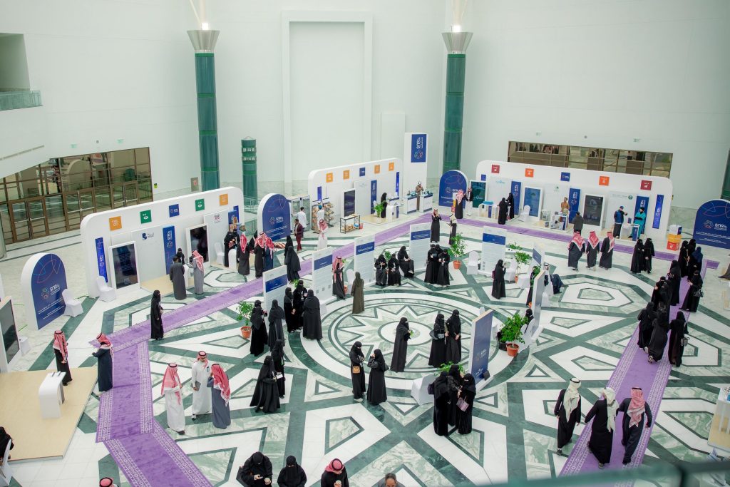 قاعة عرض حديثة بجامعة القصيم تستضيف المؤتمر الدولي لاستدامة الموارد الطبيعية.