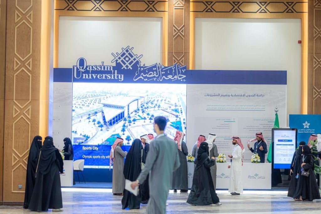 ركن جامعة القصيم في ملتقى تمكين الشباب يعرض مبادرات أكاديمية تعزز تطلعات المجتمع.