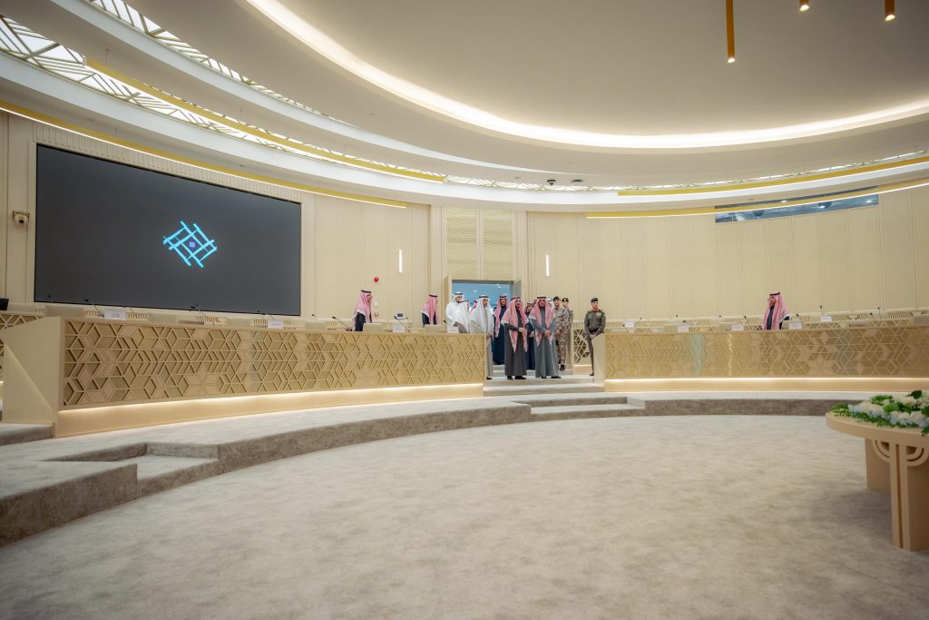 حفل رسمي جامعي جامعي بجامعة القصيم بحضور نائب أمير القصيم لتكريم إنجازات أكاديمية.