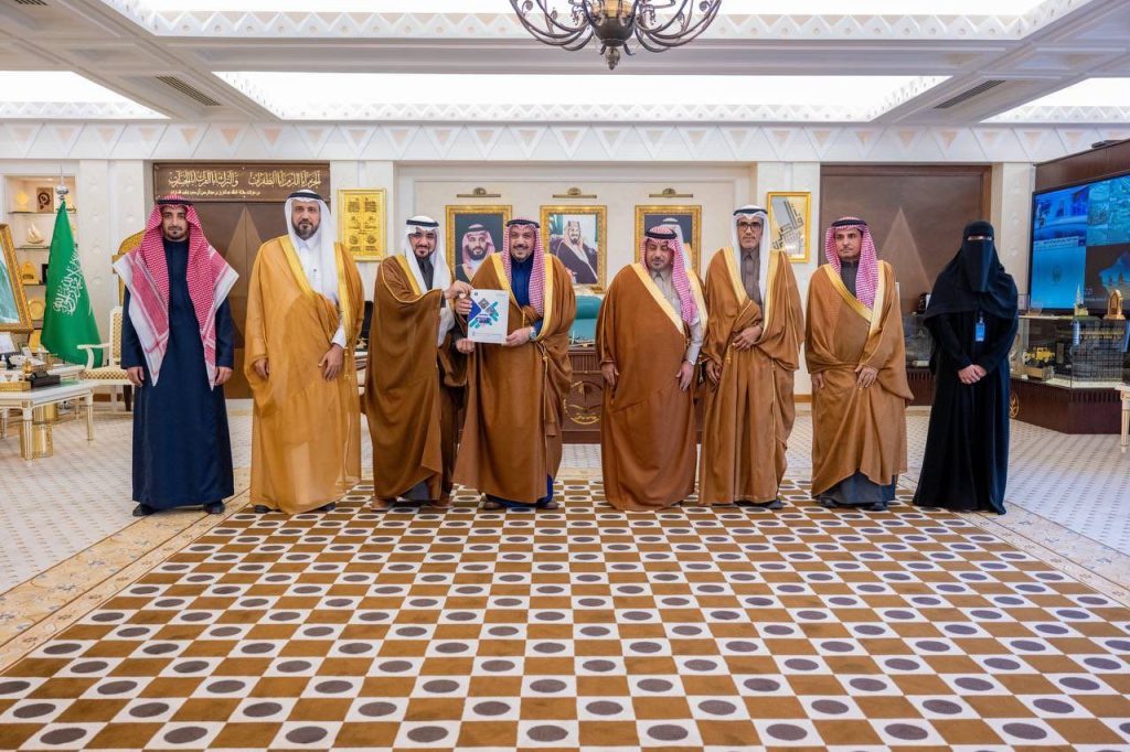 اجتماع رسمي في جامعة القصيم لتوقيع مسودة مسودة تلقائية بحضور ممثلي المجتمع المحلي.