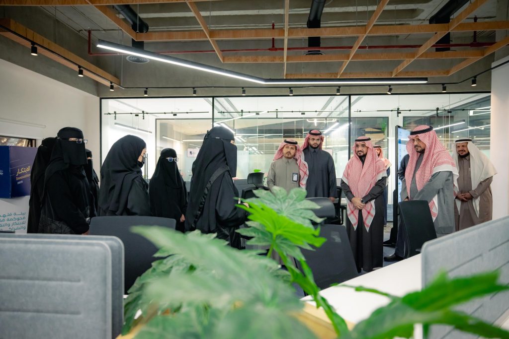 نقاش أكاديمي حول إنجازات جامعة القصيم برعاية نائب أمير المنطقة بمقر الجامعة الحديث.