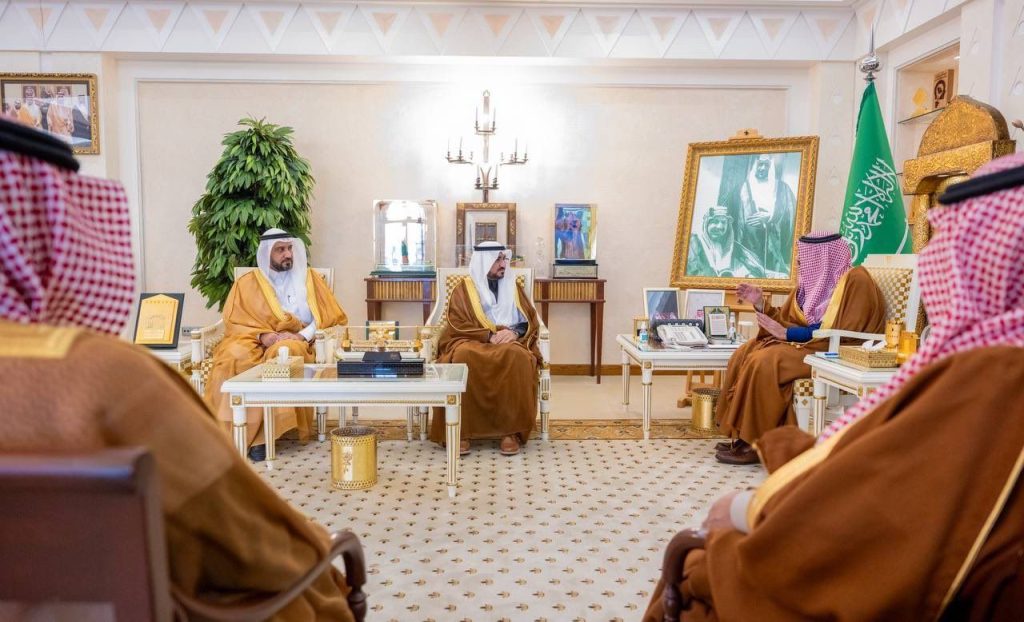 اجتماع أكاديمي في جامعة القصيم لمناقشة قضايا الذكاء الاصطناعي في بيئة سعودية رسمية.