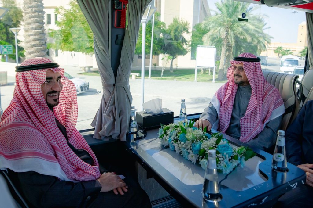 لقاء نائب أمير القصيم مع أحد المسؤولين في زيارة رسمية لجامعة القصيم لتعزيز التعاون الأكاديمي.
