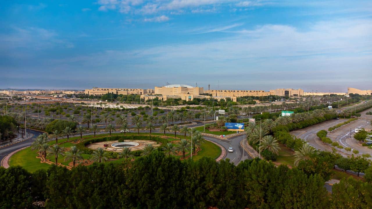 جامعة حرم القصيم الحديث تحيط به المساحات الخضراء والطرق المنظمة بأجواء هادئة.