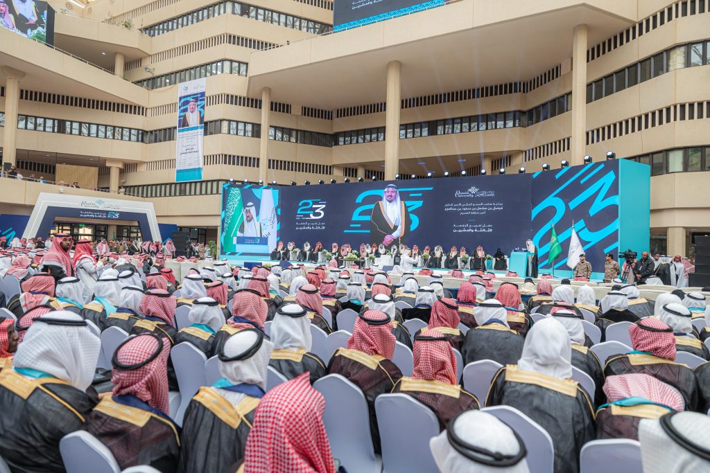 حفل تخريج أكاديمي بجامعة القصيم بحضور قيادات الجامعة وأمير القصيم في مقر الجامعة.