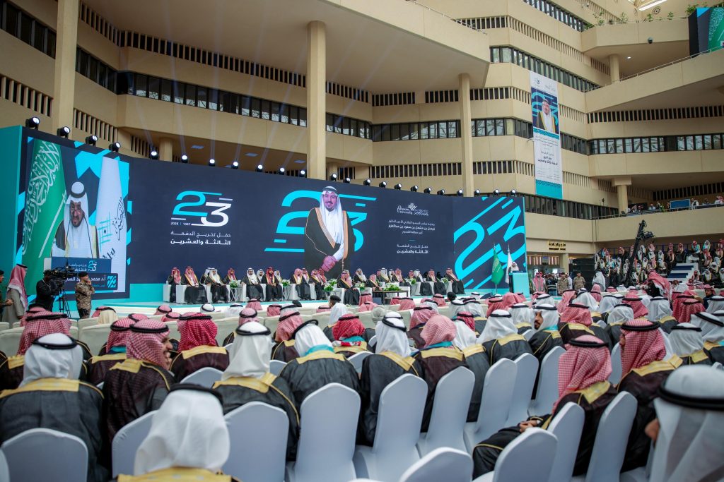 حفل تخرج جامعة القصيم احتفاء بالخريجين مع عرض رقمي مميز في قاعة الجامعة.