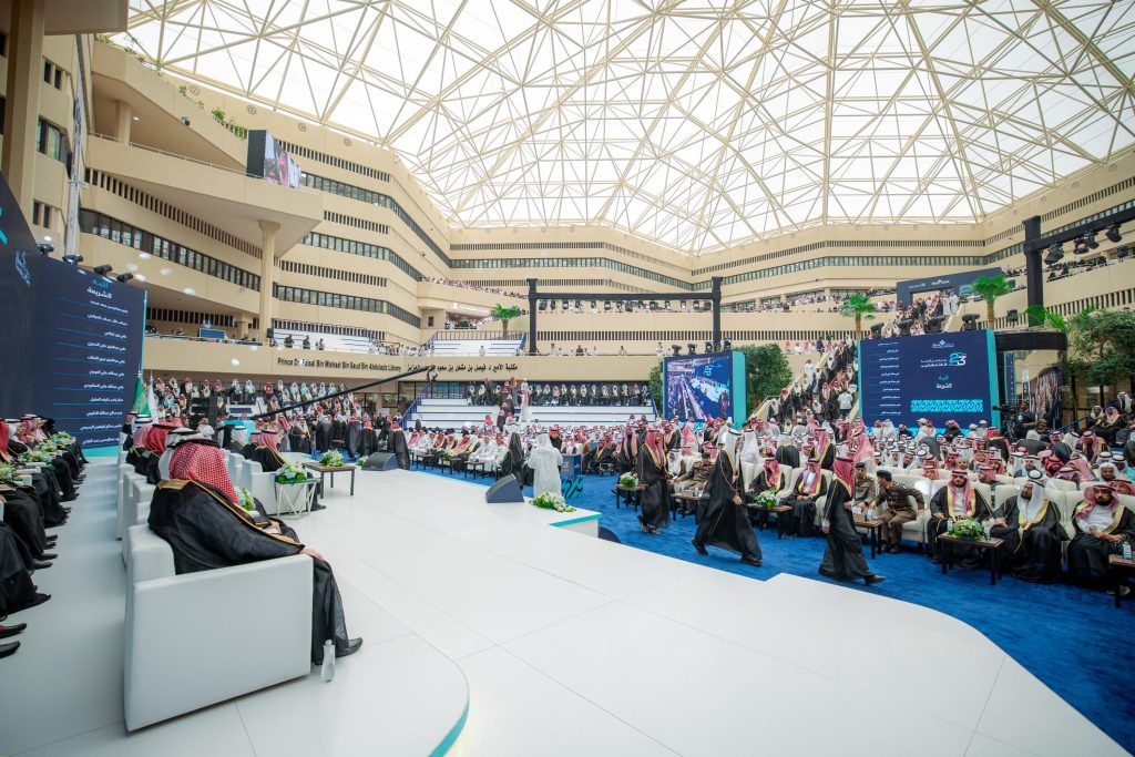 حفل تخريج رسمي لجامعة القصيم بحضور أمير المنطقة يعكس تميز المجتمع الأكاديمي السعودي.