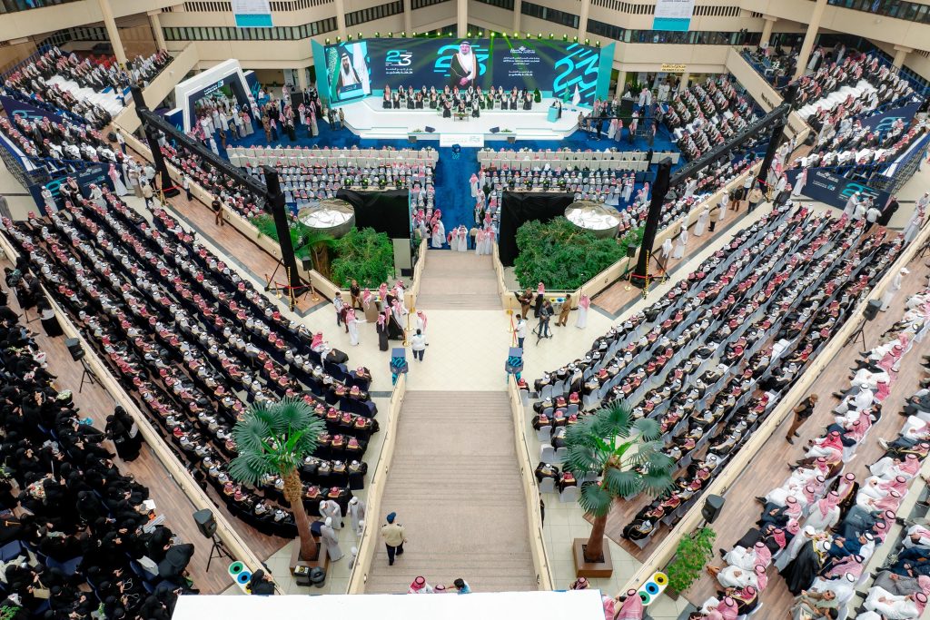 مشهد جوي لحفل تخرج جامعة القصيم بحضور أمير المنطقة وجموع المهنئين من المجتمع.