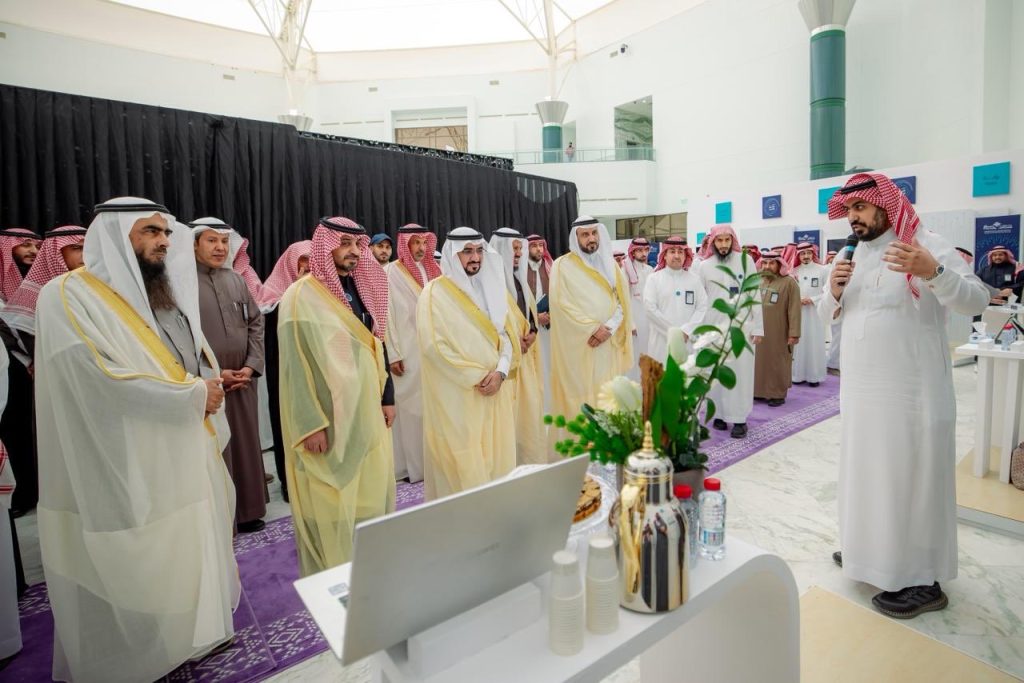حضور أكاديمي في ملتقى التحول الرقمي بجامعة القصيم وسط أجواء رسمية.
