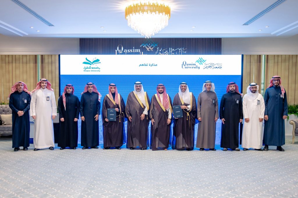 صور رسمية لفعالية أكاديمية في كلية الطب بجامعة القصيم بحضور ممثلي الجامعتين.