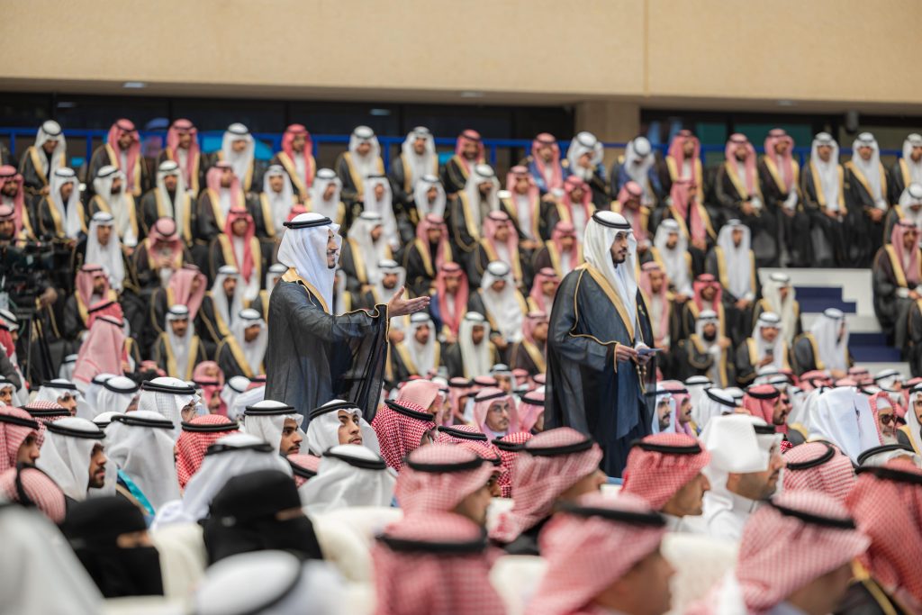 احتفال أكاديمي رسمي لتكريم خريجي جامعة القصيم في قاعة مخصصة للمناسبات الجامعة.