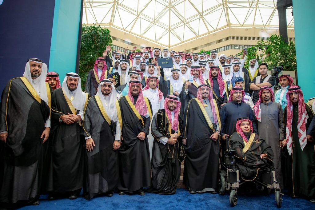 تخريج طلاب الدفعة 23 في جامعة القصيم بحضور جميع الخريجين في قاعة مميزة.