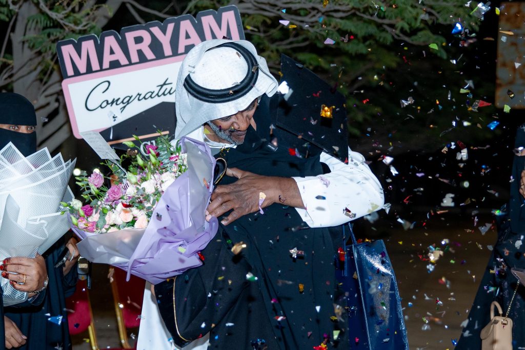 احتفال تخريج في جامعة القصيم مع تهنئة بالدُفعة 23 وتبادل البهجة بين الخريجين.