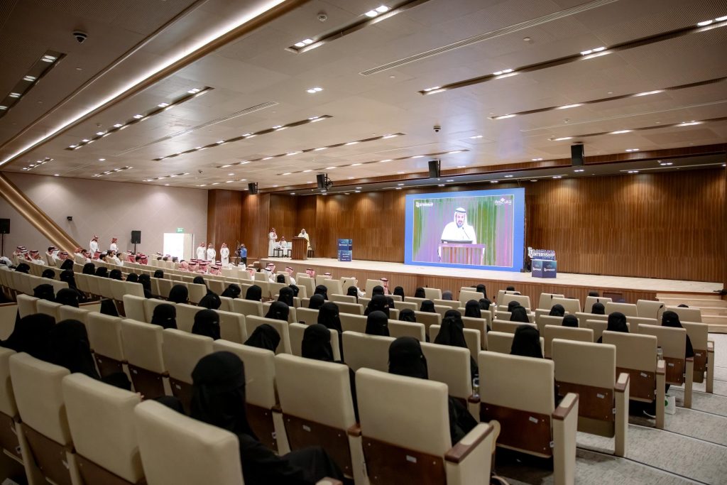 A conference hall at Qassim University witnesses an introductory presentation on the MLM course.