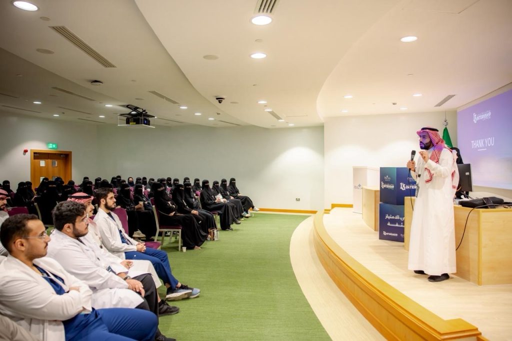 A closing lecture for the internship course at the College of Medicine at Qassim University in the presence of male and female students.