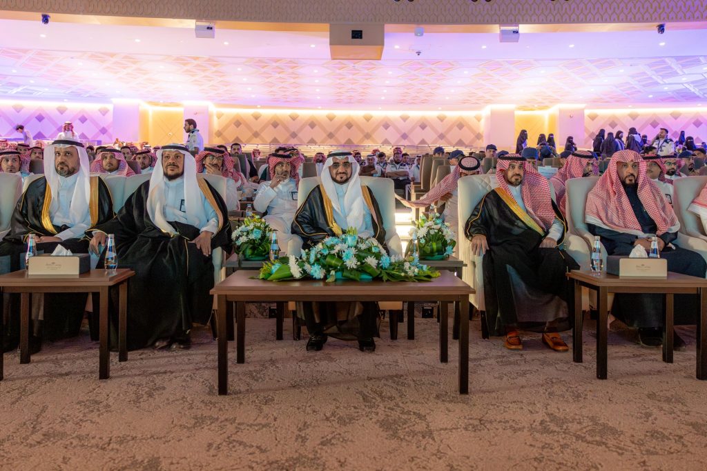 حفل تخرج أكاديمي رسمي بجامعة القصيم بحضور رئيس الجامعة وعدد من المشاركين.