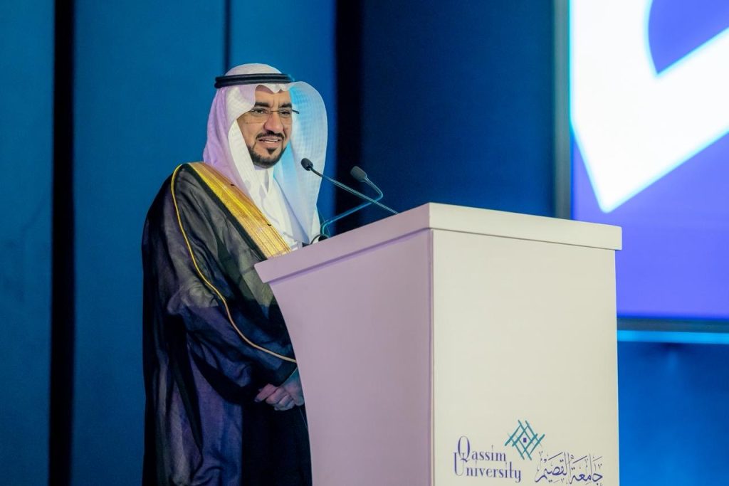 رئيس جامعة القصيم يلقي كلمة في حفل تخريج الدفعة 23 بقاعة الجامعة.