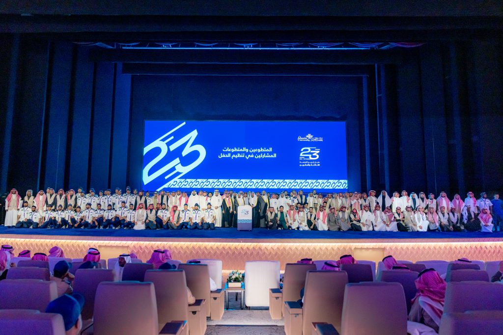 احتفال تخريج الدفعة 23 جامعة القصيم، بحضور جمع من الطلاب في المسرح.
