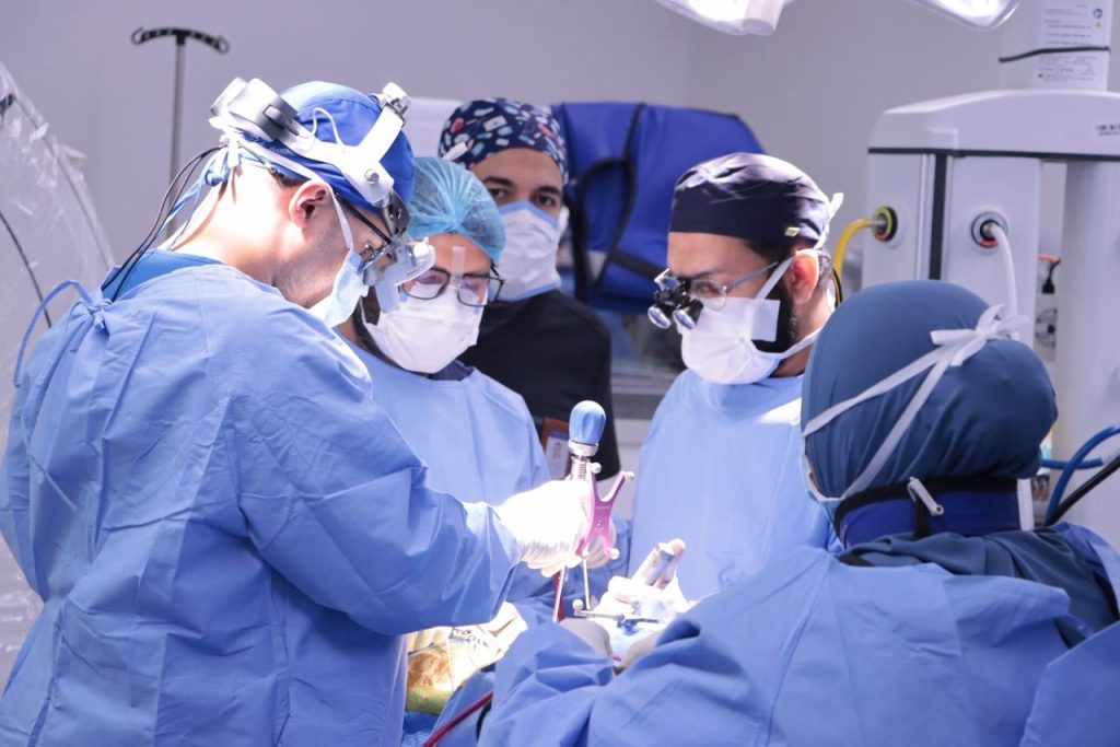 فريق طبي بجامعة القصيم يجرى جراحة انحراف العمود الفقري بالمدينة الطبية بخبرة أكاديمية.