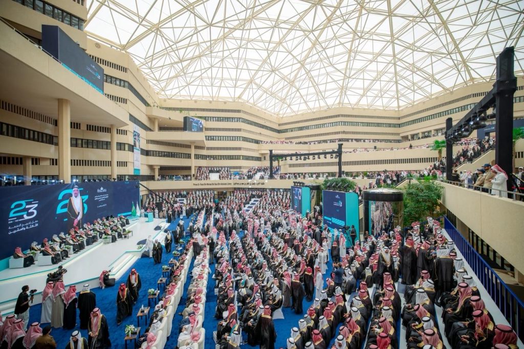 حفل تخرج رسمي بجامعة القصيم بحضور أمير المنطقة وشعارات رؤية السعودية 2030.