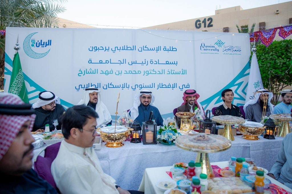سعادة رئيس الجامعة يشارك طلاب السكن الجامعي الإفطار الرمضاني