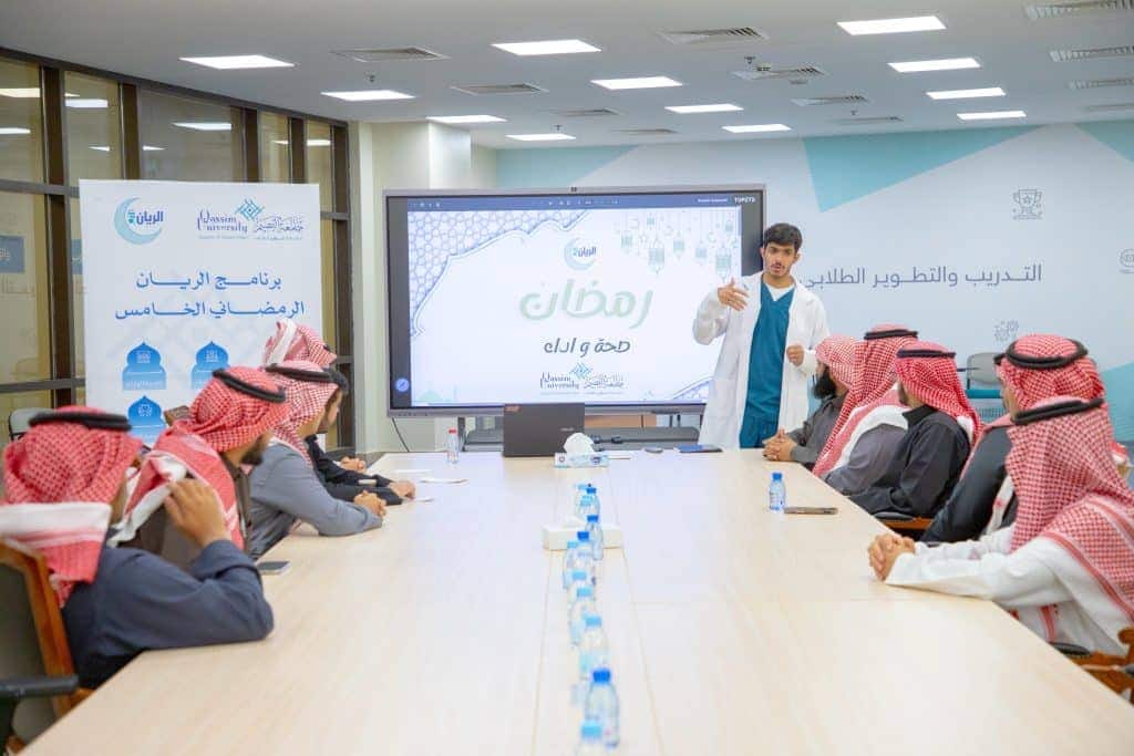 عرض عرض لفعاليات أكاديمية جامعة القصيم يشمل شاشة ولافتات تعريف بالمناسبة.