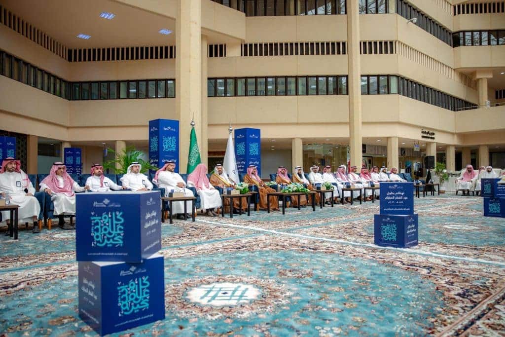 حضور أكاديمي في قاعة حديثة بجامعة القصيم لمناقشة وثائق مسودة تلقائية.