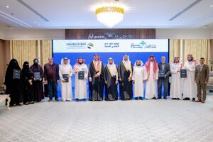 تكريم باحثين باحثين باحثين بجامعة القصيم لفوزهم بمنحهم بمنحهم بحثية في السيرة النبوية بحضور رسمي.