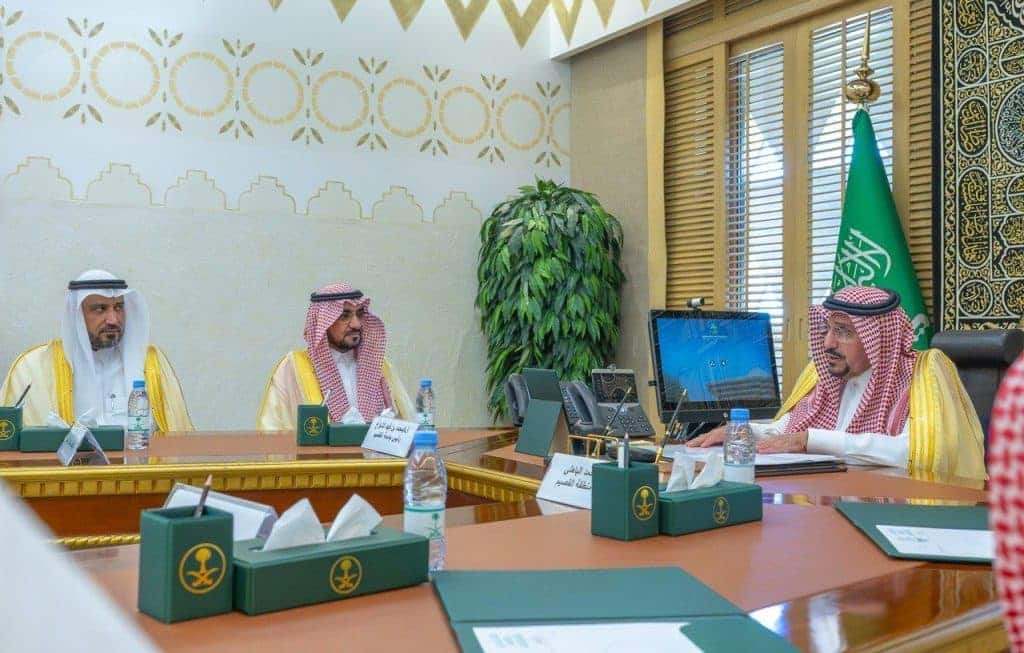 A formal meeting to discuss university programs at Qassim University reflects Saudi academic traditions.