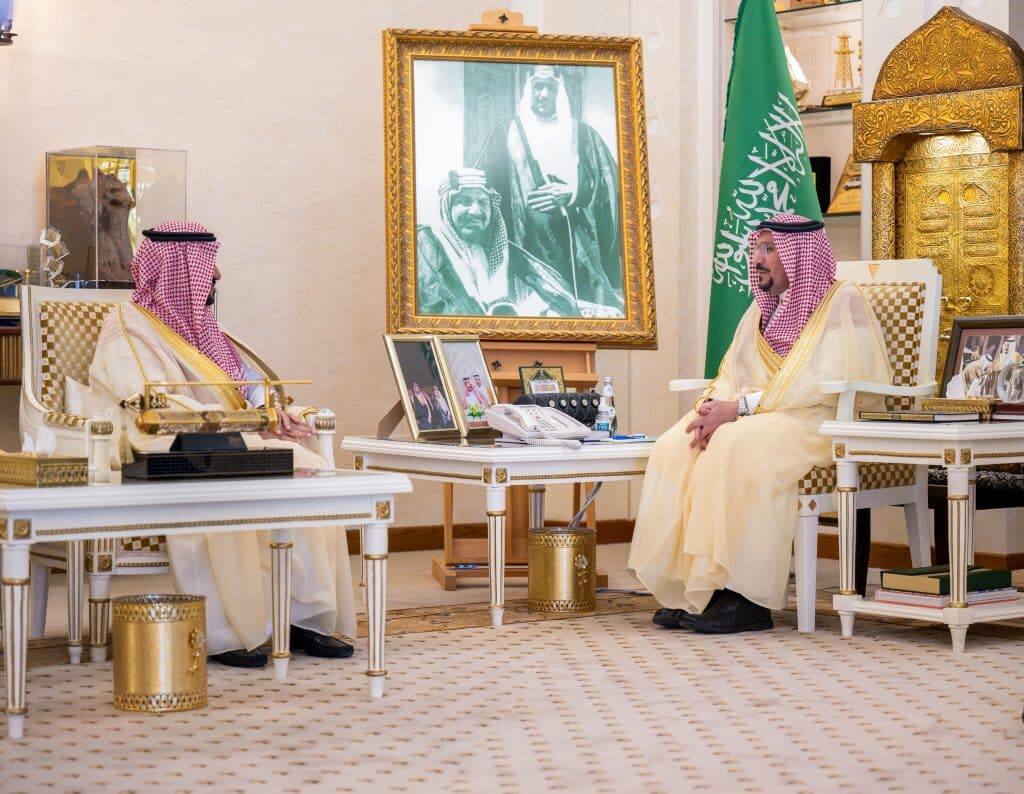 Official meeting between the Prince of Al-Qassim and the management of Qassim University to discuss the university's programs in an official office.